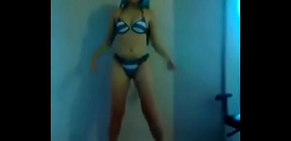  Chica bailando en bikini de cosplay